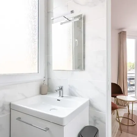 Lumineux Est -ii Apartment